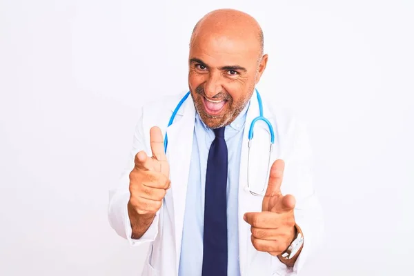 Médico Meia Idade Homem Vestindo Estetoscópio Gravata Sobre Fundo Branco — Fotografia de Stock