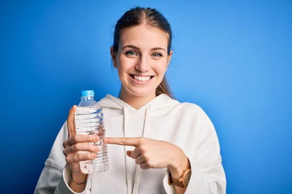 Junge Schöne Rothaarige Frau Beim Sport Trinkflasche Wasser Über Blauem — Stockfoto