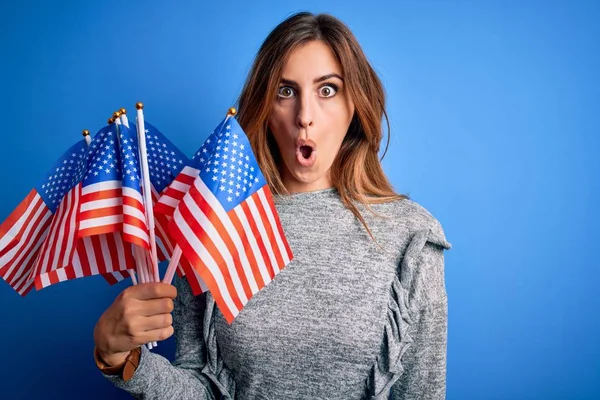 Ung Vacker Patriotisk Kvinna Håller Usa Flaggor Firar Inependence Dag — Stockfoto