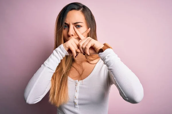 Junge Schöne Blonde Frau Mit Blauen Augen Trägt Weißes Shirt — Stockfoto