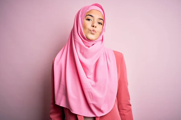 Junges Schönes Mädchen Mit Muslimischem Hijab Das Vor Isoliertem Rosa — Stockfoto