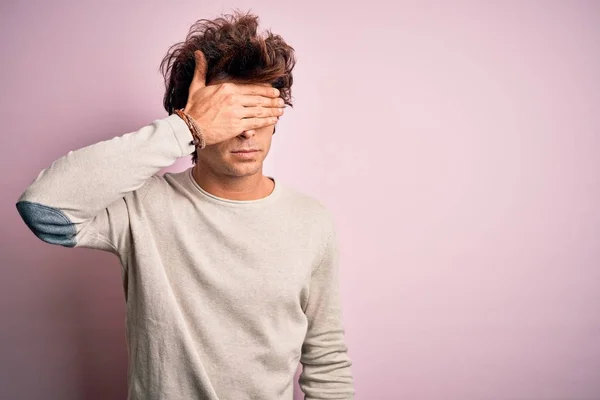 Young Handsome Man Wearing Casual Shirt Standing Isolated Pink Background — Stock Photo, Image