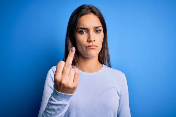 Young Beautiful Brunette Woman Wearing Casual Sweater Standing Blue Background — 스톡 사진