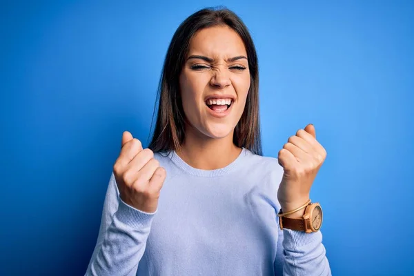 Young Beautiful Brunette Woman Wearing Casual Sweater Standing Blue Background — Stock Photo, Image