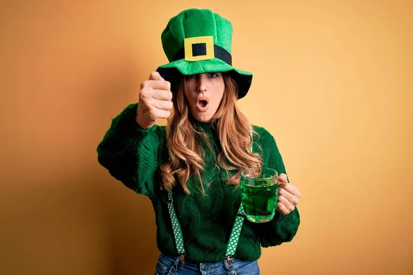 Όμορφη Γυναίκα Που Φοράει Καπέλο Πίνοντας Βάζο Πράσινο Ποτό Γιορτάζοντας — Φωτογραφία Αρχείου