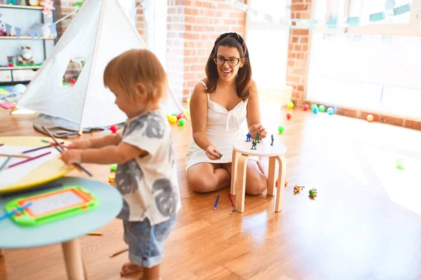 Bela Professora Criança Brincando Com Muitos Brinquedos Jardim Infância — Fotografia de Stock