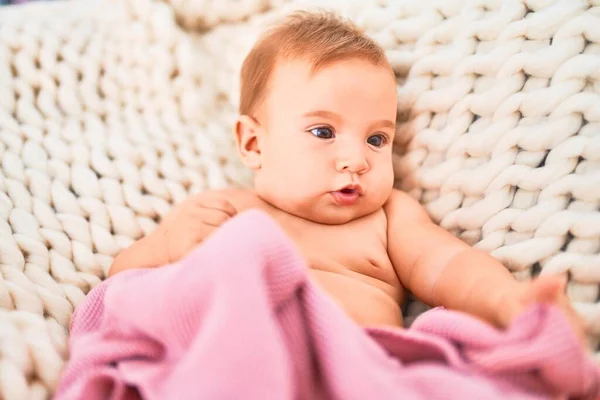可爱的婴儿躺在家里沙发上的毛毯上 新生儿放松和舒适的休息 — 图库照片
