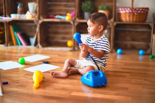 Mooie Peuter Jongen Spelen Met Vintage Blauwe Telefoon Kleuterschool — Stockfoto