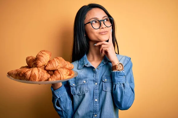 Ung Vacker Kinesisk Kvinna Håller Platta Med Croissanter Över Isolerad — Stockfoto
