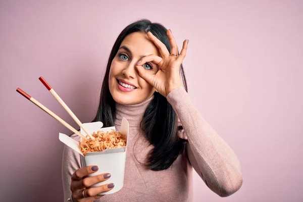 Ung Brunett Kvinna Håller Leverans Takeaway Papper Box Över Gul — Stockfoto