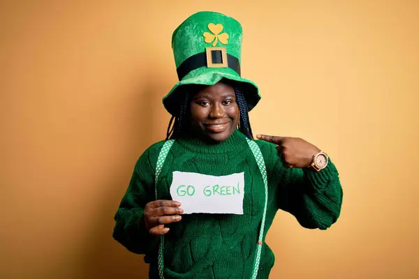 Taille Femme Afro Américaine Portant Chapeau Vert Tenant Papier Sur — Photo