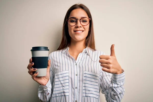 Joven Hermosa Morena Bebiendo Taza Café Para Llevar Sobre Fondo — Foto de Stock