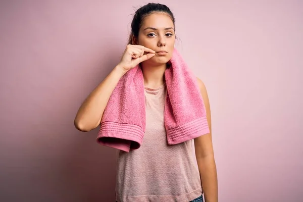 Young Beautiful Brunette Sportswoman Wearing Sportswear Towel Pink Background Mouth — Stock Photo, Image