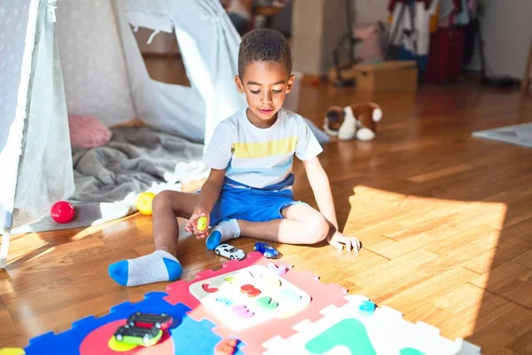 Bellissimo Bambino Afro Americano Che Gioca Con Gioco Della Matematica — Foto Stock