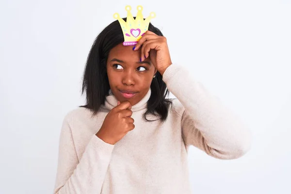 Young African American Woman Wearing Pretend Queen Crown Isolated Background — Stock Photo, Image