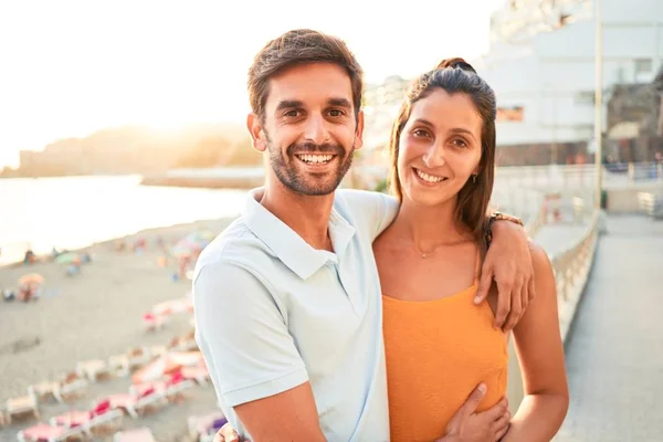 Jovem Casal Bonito Férias Sorrindo Feliz Confiante Com Sorriso Rosto — Fotografia de Stock