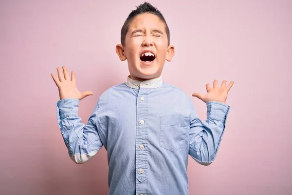 Ein Kleiner Junge Elegantem Hemd Steht Vor Rosa Hintergrund Und — Stockfoto