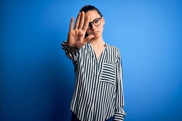 Beautiful Blonde Woman Blue Eyes Wearing Striped Shirt Glasses Blue — ストック写真