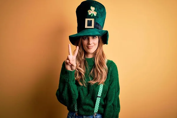 Belle Femme Brune Portant Chapeau Vert Avec Trèfle Célébrant Saint — Photo