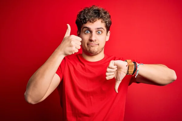 Homem Bonito Loiro Jovem Com Cabelo Encaracolado Vestindo Shirt Casual — Fotografia de Stock