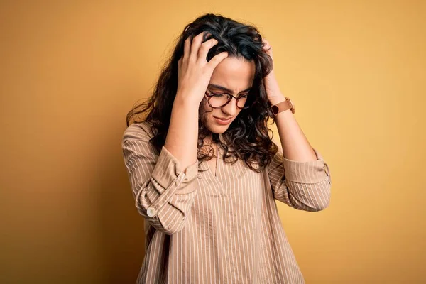 Mooie Vrouw Met Krullend Haar Met Gestreept Shirt Bril Gele — Stockfoto