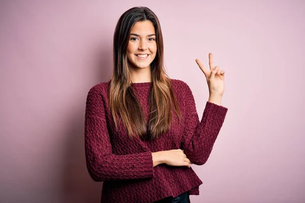 Ung Vacker Flicka Bär Casual Tröja Över Isolerade Rosa Bakgrund — Stockfoto