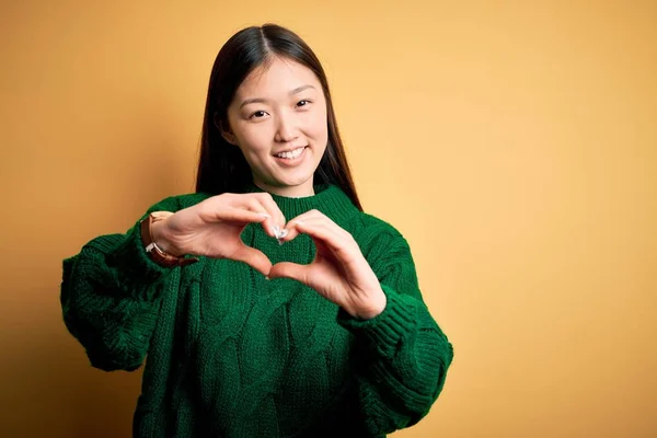 Jonge Mooie Aziatische Vrouw Draagt Groene Winter Trui Gele Geïsoleerde — Stockfoto