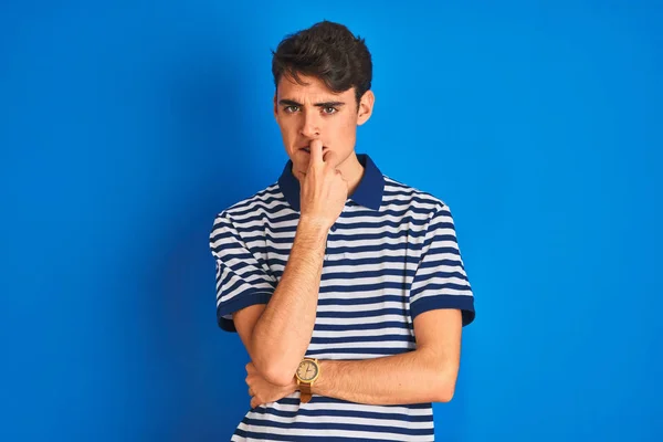 Menino Adolescente Vestindo Camiseta Casual Sobre Fundo Isolado Azul Olhando — Fotografia de Stock