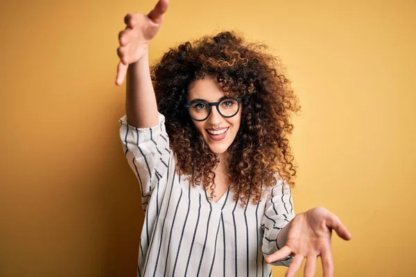 Mulher Bonita Nova Com Cabelo Encaracolado Piercing Vestindo Camisa Listrada — Fotografia de Stock