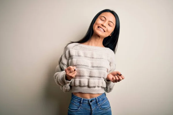 Jonge Mooie Chinese Vrouw Dragen Casual Trui Geïsoleerde Witte Achtergrond — Stockfoto