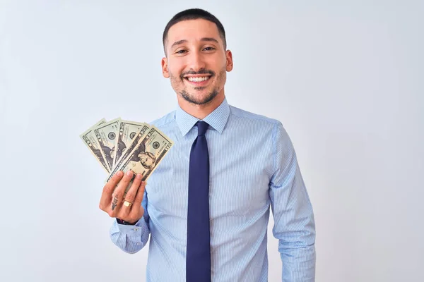 Młody Przystojny Biznesmen Trzyma Kilka Banknotów Dolarów Odosobnionym Tle Szczęśliwą — Zdjęcie stockowe