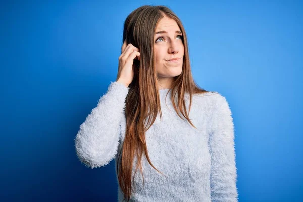 Giovane Bella Rossa Donna Indossa Maglione Casual Sfondo Blu Isolato — Foto Stock