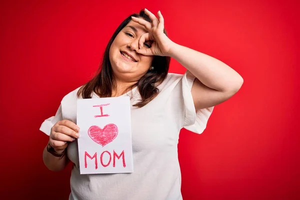 Mooi Brunette Size Vrouw Holding Liefde Moeder Bericht Vieren Moeders — Stockfoto