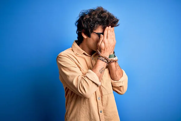 Young Handsome Man Wearing Casual Shirt Standing Isolated Blue Background — Stockfoto