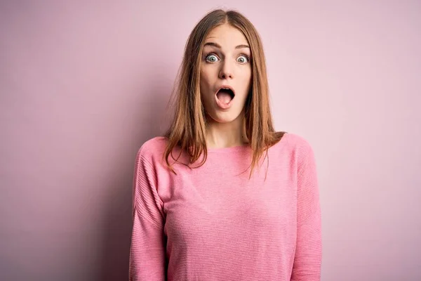 Young Beautiful Redhead Woman Wearing Casual Sweater Isolated Pink Background — Stock Photo, Image