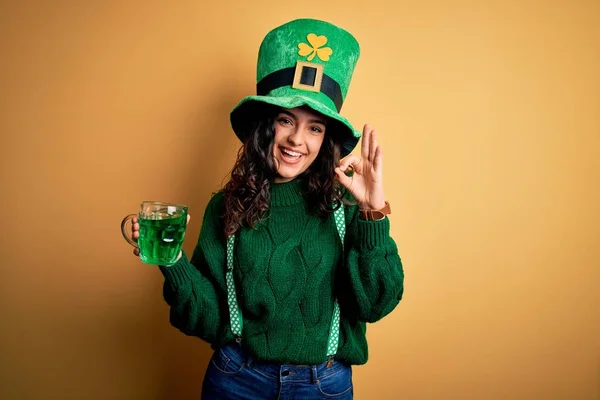 Bella Donna Capelli Ricci Indossa Cappello Bere Vaso Bevanda Verde — Foto Stock