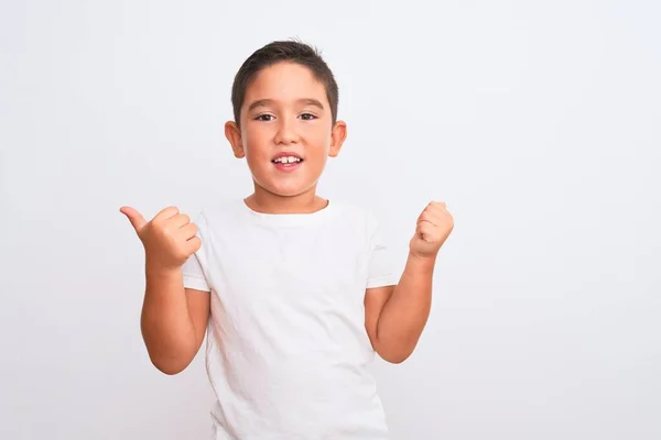 孤立した白い背景の成功の印の上に立つカジュアルTシャツを身に着けている美しい子供の男の子は手で肯定的なジェスチャーをし 親指を笑顔と幸せ 陽気な表情と勝者のジェスチャー — ストック写真