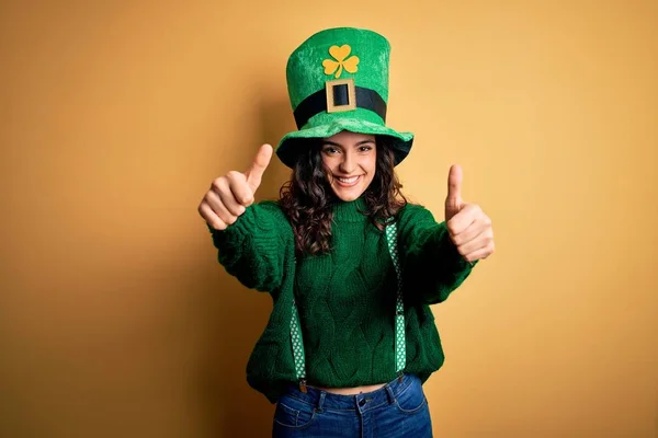 Belle Femme Aux Cheveux Bouclés Portant Chapeau Vert Avec Trèfle — Photo