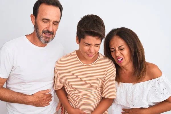 一家三口 父母和儿子站在白色隔离的背景上 手放在肚子上 因为消化不良 痛苦不堪 阿切概念 — 图库照片