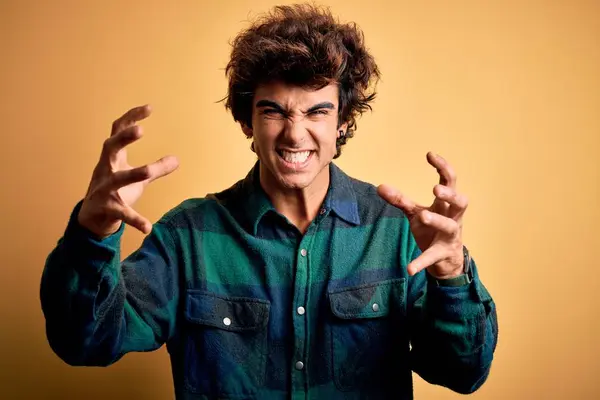 Jovem Bonito Homem Vestindo Casual Camisa Sobre Isolado Amarelo Fundo — Fotografia de Stock