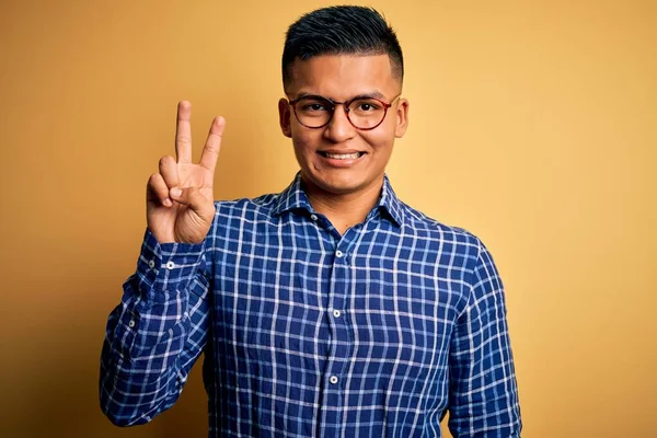 Junger Gutaussehender Lateinischer Mann Mit Lässigem Hemd Und Brille Vor — Stockfoto