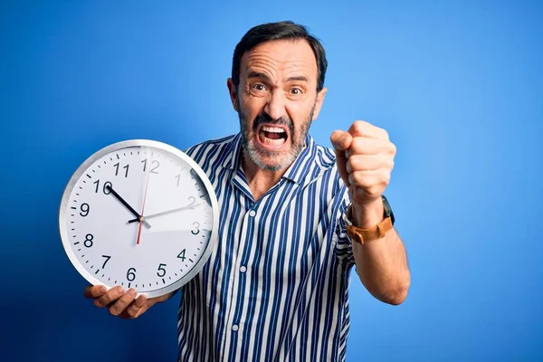 Hombre Alzado Mediana Edad Sosteniendo Gran Reloj Parado Sobre Fondo — Foto de Stock