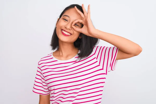 Joven Mujer China Con Camiseta Rayas Pie Sobre Fondo Blanco — Foto de Stock