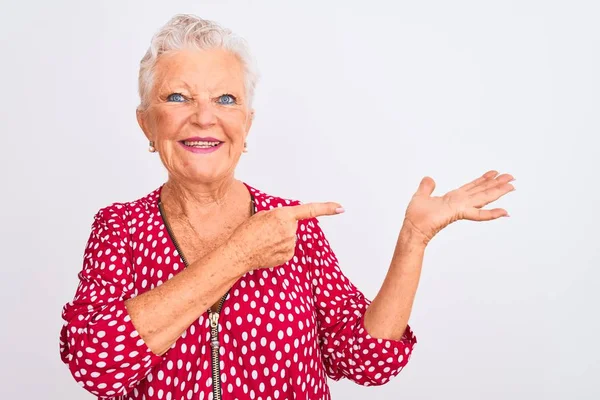 Senior Grauhaarige Frau Roter Jacke Lässig Vor Isoliertem Weißen Hintergrund — Stockfoto