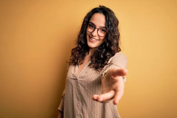 Belle Femme Aux Cheveux Bouclés Portant Une Chemise Rayée Des — Photo