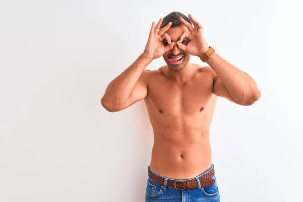 Joven Hombre Guapo Sin Camisa Mostrando Cuerpo Musculoso Sobre Fondo — Foto de Stock