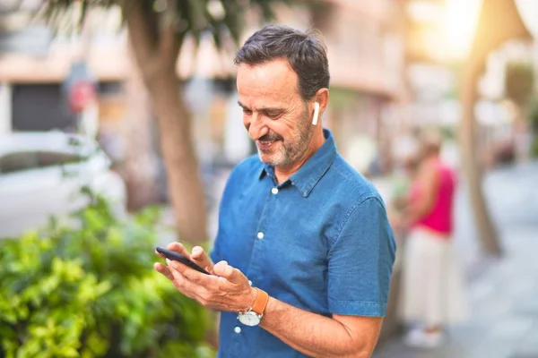 Hombre Negocios Guapo Mediana Edad Parado Calle Usando Teléfonos Inteligentes —  Fotos de Stock