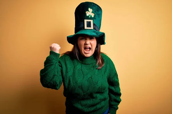 Joven Hermosa Mujer Talla Grande Con Sombrero Verde Con Trébol — Foto de Stock