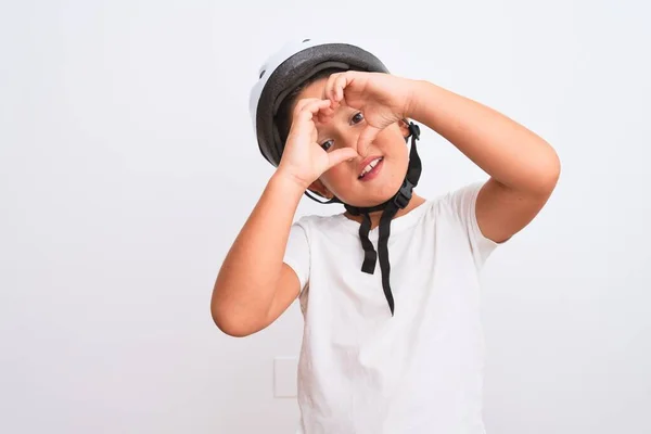 ハートのシンボルと手で形を示す愛に笑みを浮かべて孤立した白い背景の上に立って自転車のセキュリティヘルメットを身に着けている美しい少年 ロマン主義 — ストック写真
