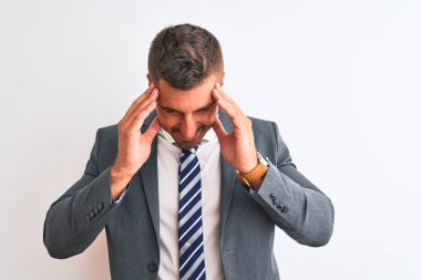 Takım elbiseli ve kravatlı genç yakışıklı bir iş adamı. Baş ağrısı yüzünden izole edilmiş bir geçmişi var. Migren ağrısı..